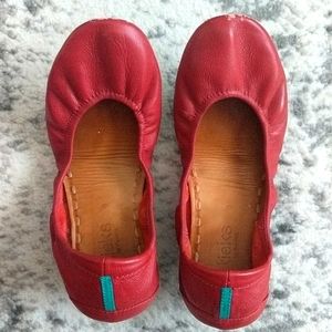 Red tieks